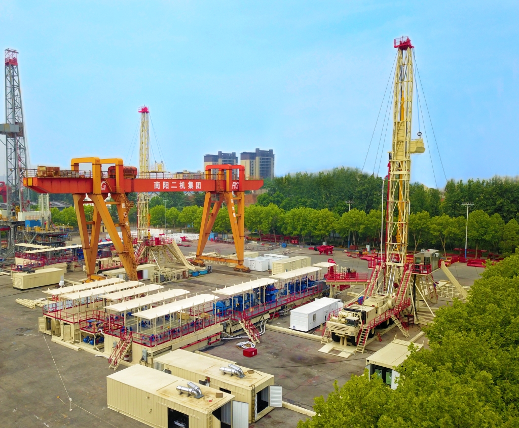 全球首台 4000米车装戈壁钻机在南阳问世
